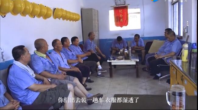被汗水浸透衣服的装卸车队